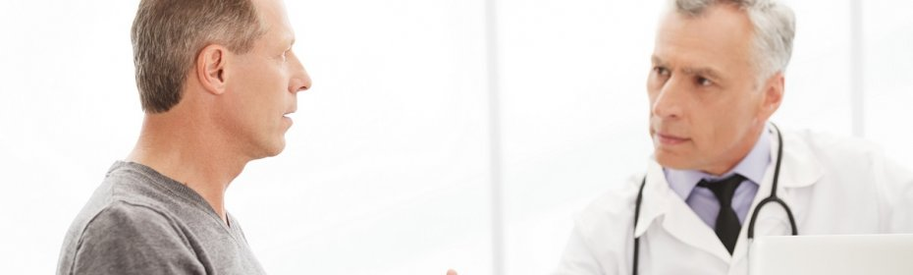 E Mann mat Prostatitis op der Empfang vun engem Urolog
