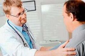 E Mann mat Prostatitis bei engem Dokter Rendez-vous