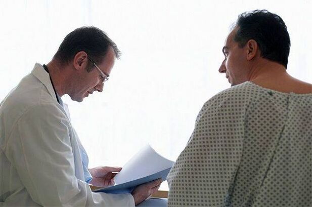 Dokter verschreift Medikamenter fir Prostatitis dem Patient