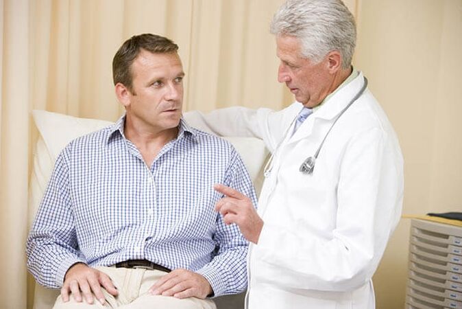 e Patient mat Prostatitis beim Rendez-vous vun engem Dokter